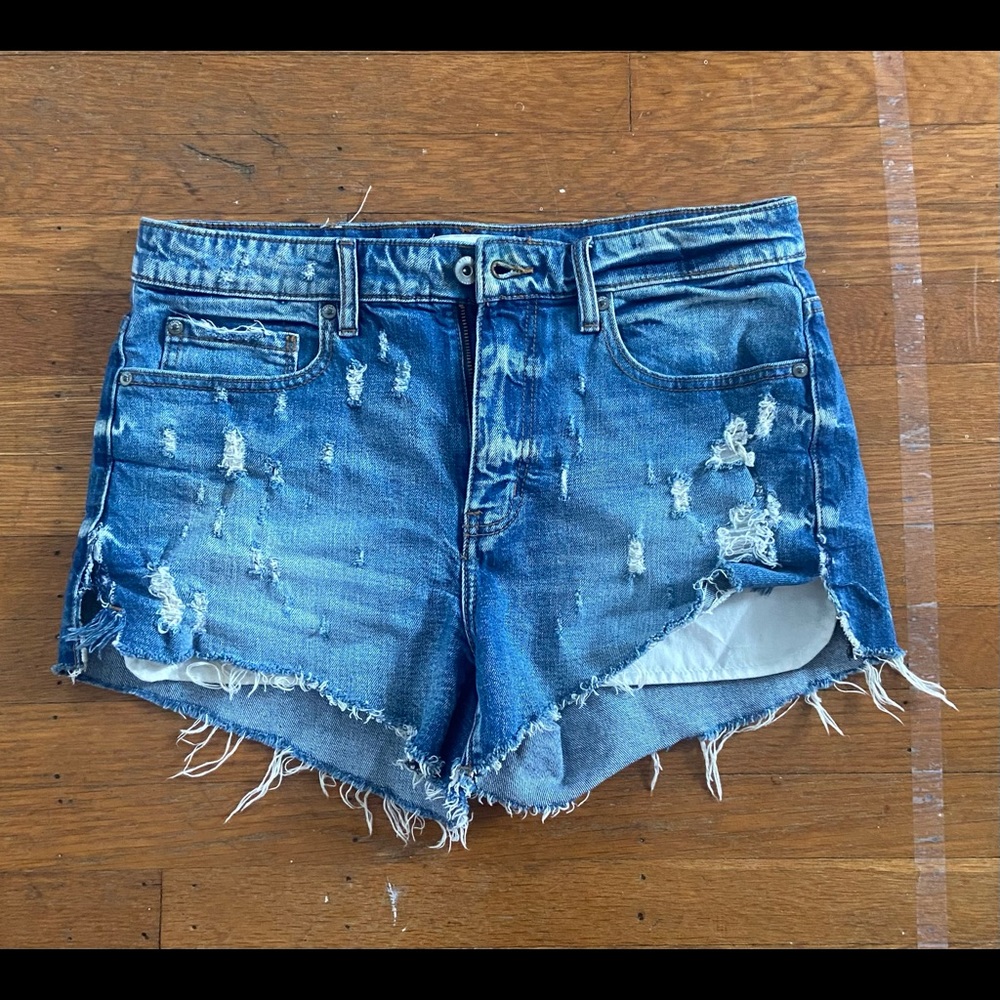 High waisted shorts with pockets exposed. Worn once!